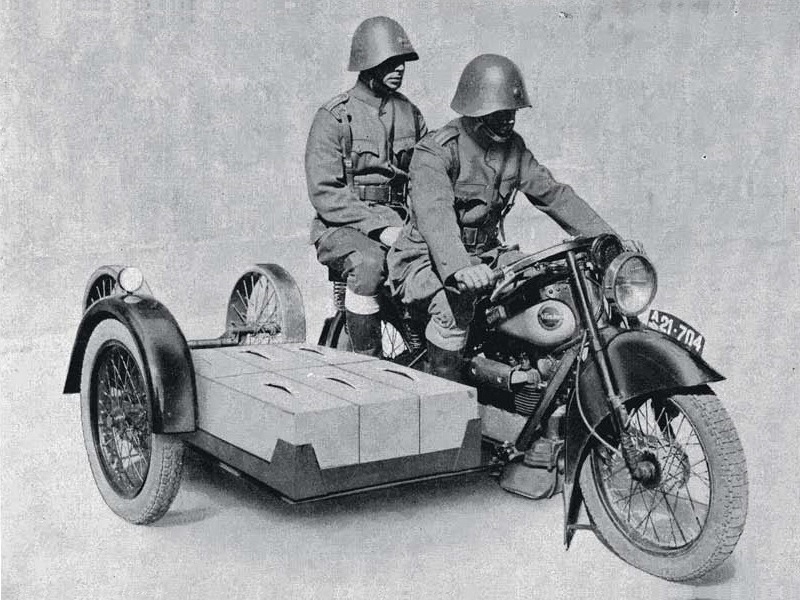 Motocykl Nimbus z zapasem amunicji do działka Madsen kal. 20 mm