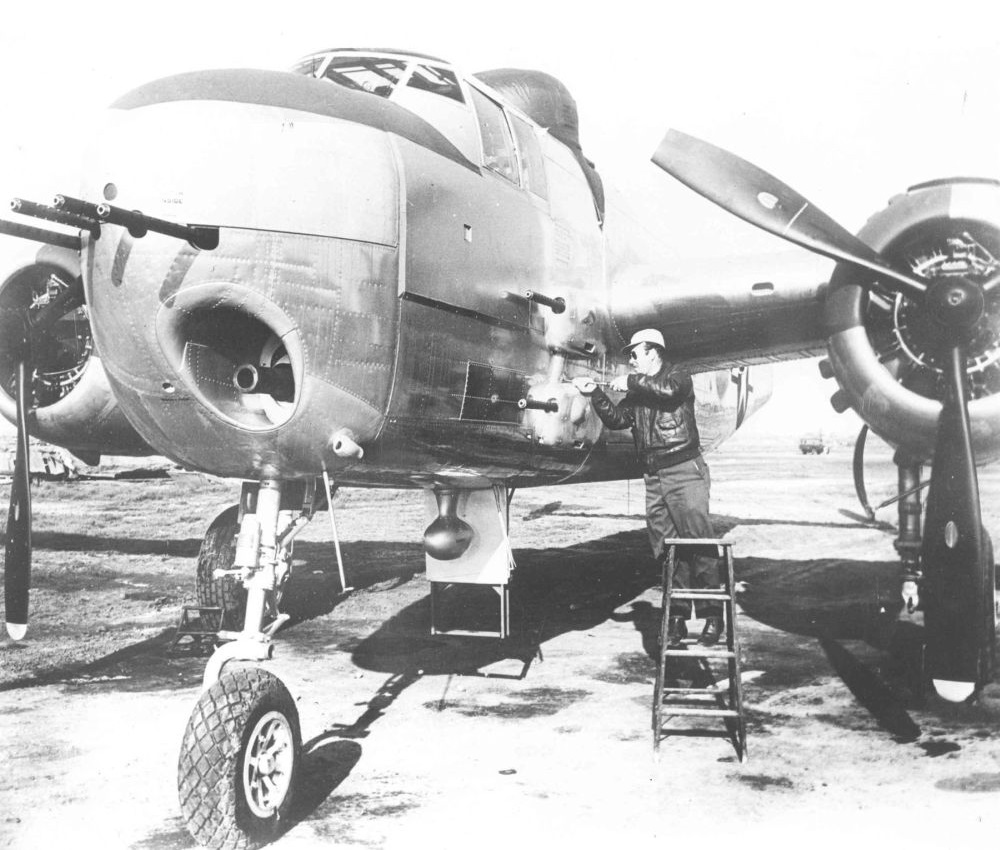 samolot bombowy B-25 H „Mitchell” uzbrojony w 75 mm działo lotnicze M4